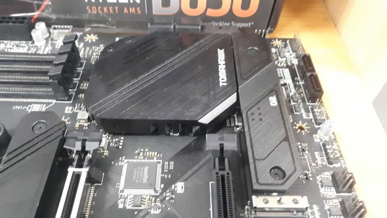 Материнська плата MSI MAG B650 Tomahawk WiFi