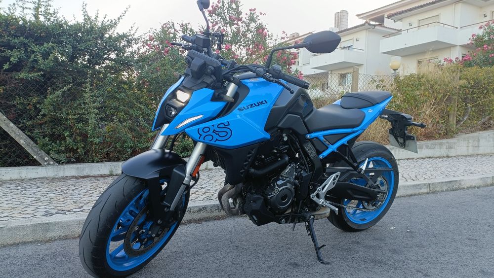 Suzuki GSX-8S.       .
