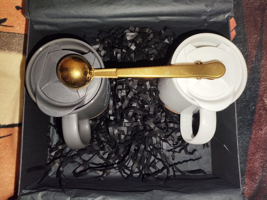 Кухлі керамічні чорний та білий з кришкою та пробковою підставкою