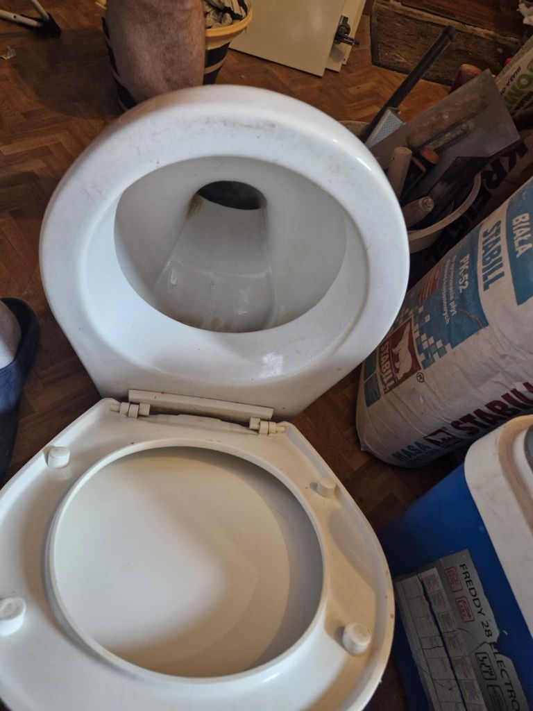 Oddam muszę klozetową