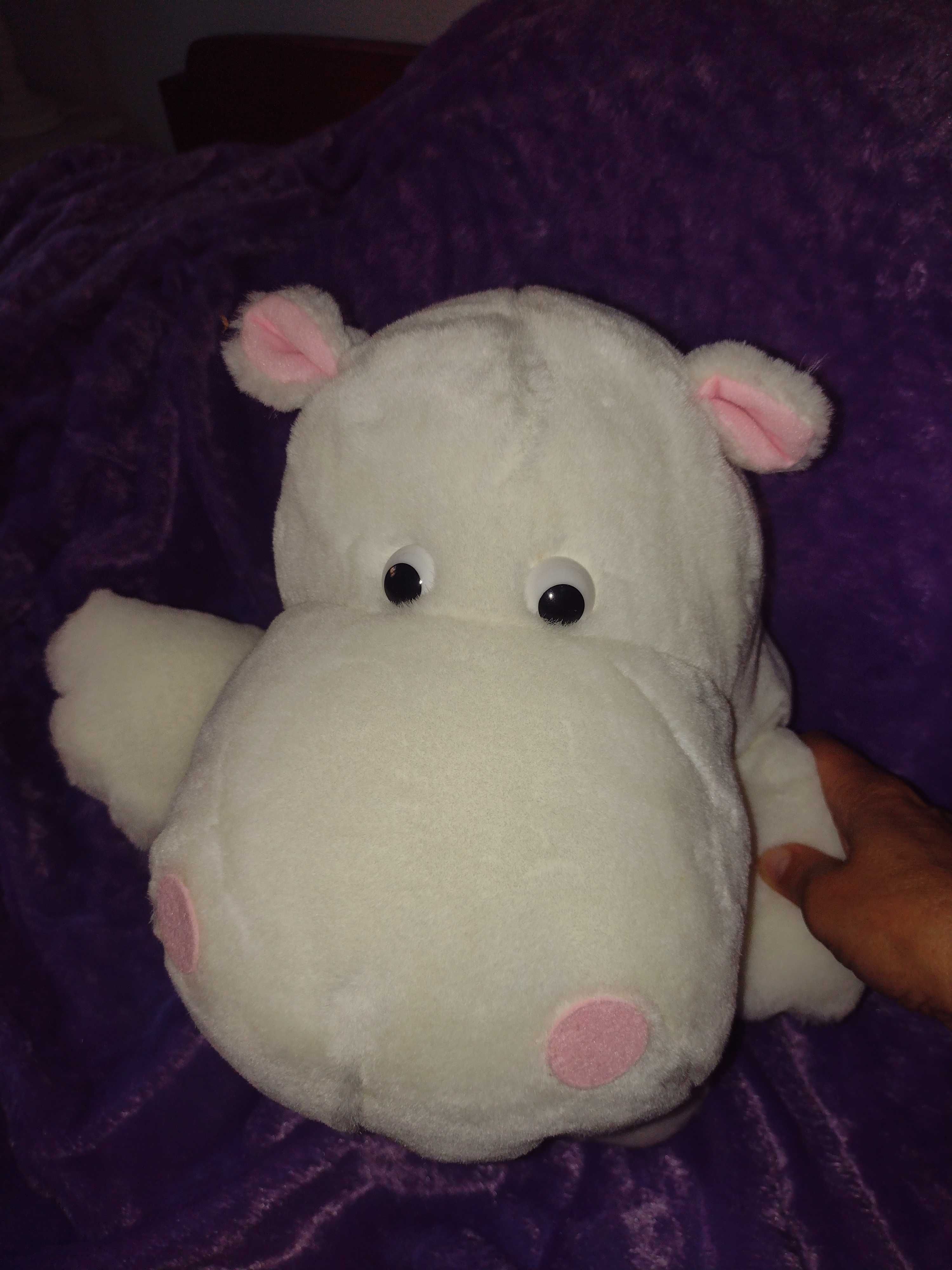 Hipopótamo em peluche branco