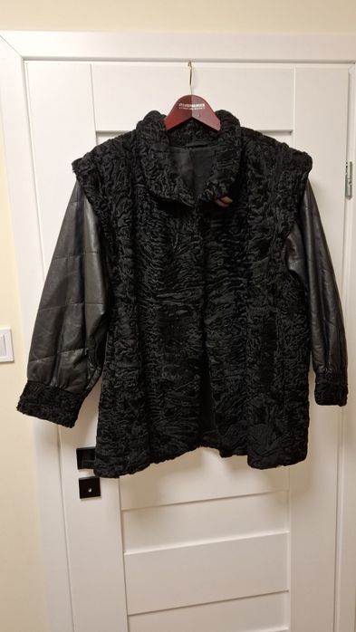 Unikatowy czarny płaszcz XL – futrzany karakuł + skórzane rękawy