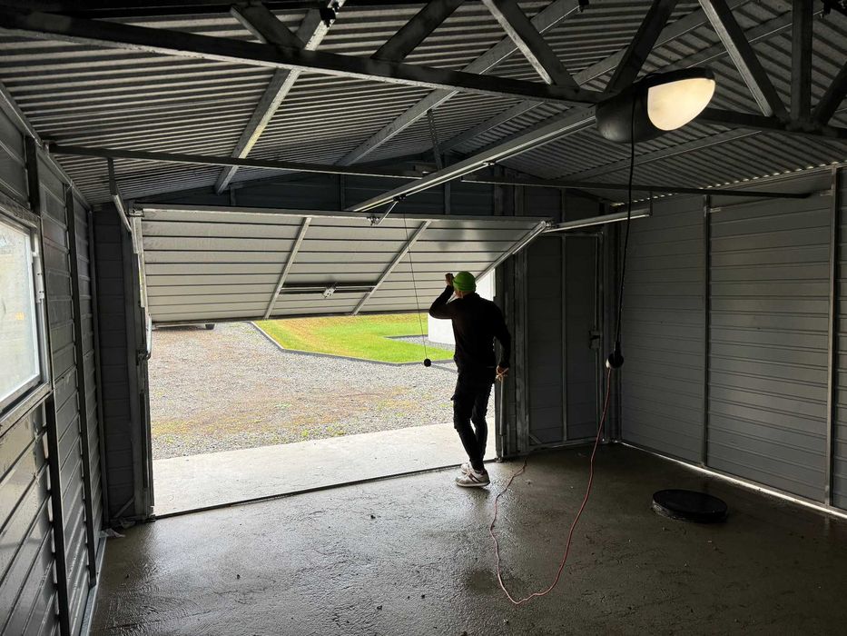 Garaż blaszany dwuspadowy 6x5.8m, złoty dąb + grafit, automat do bramy
