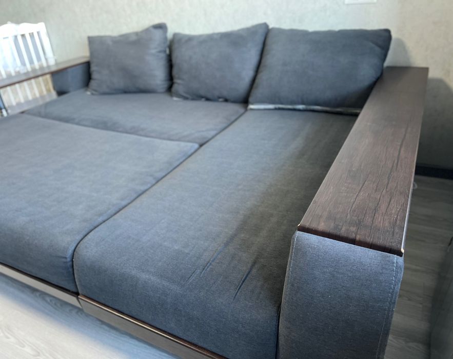 Кутовий диван у гарному стані з нішами для зберігання