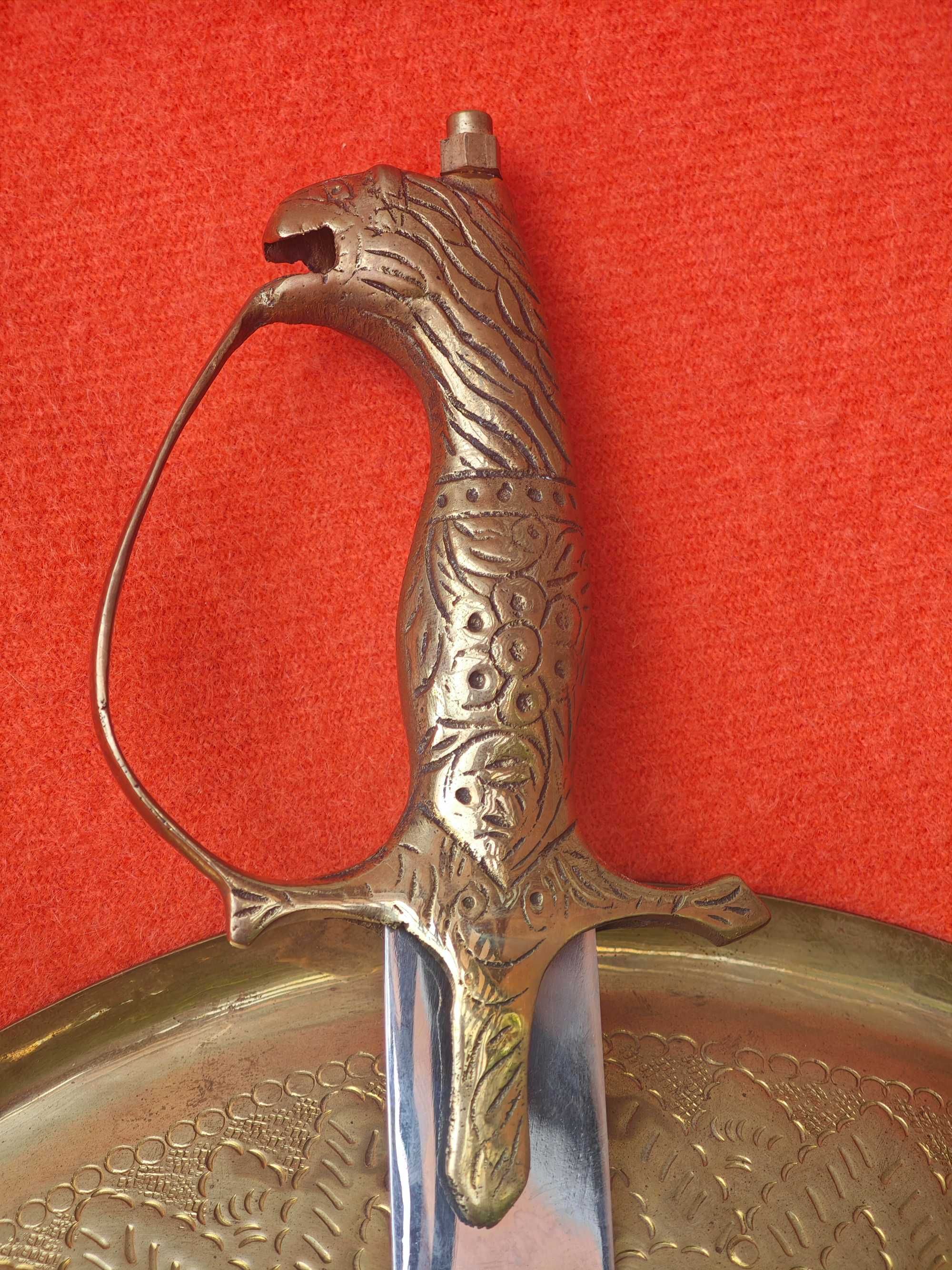 Dhal Talwar mosiezna tarcza z dwoma szablami Mughal recznie rzezbiona