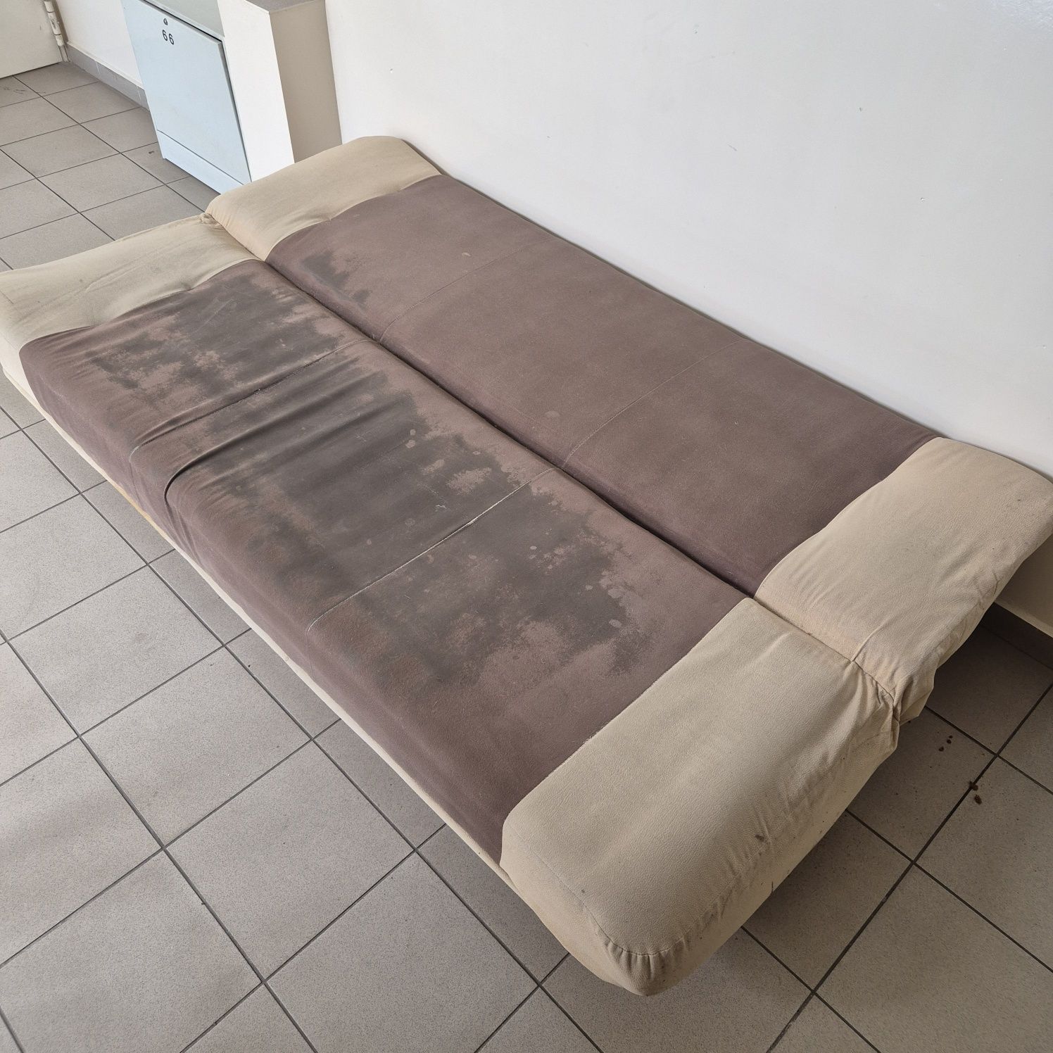 Sofa z funkcja spania i miejscem na posciel / wersalka