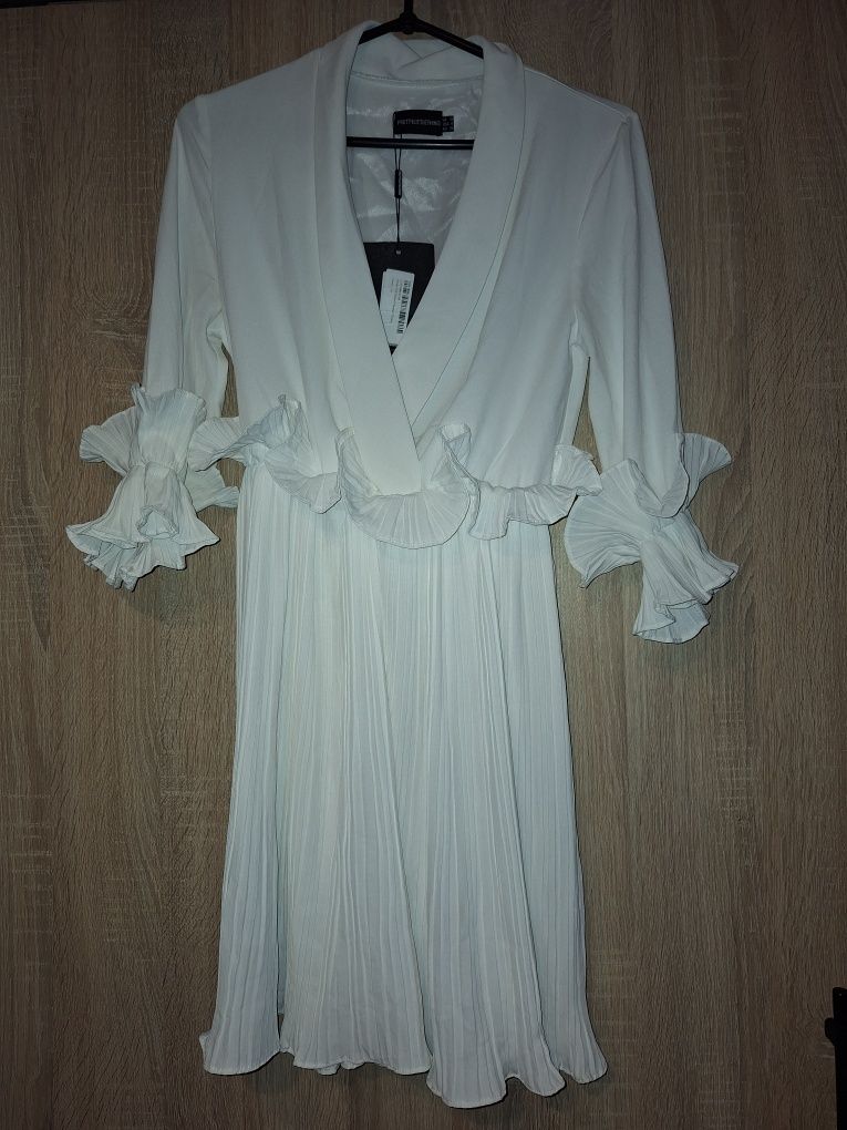 Elegancka sukienka biała  white frill detail pleated prettylittething