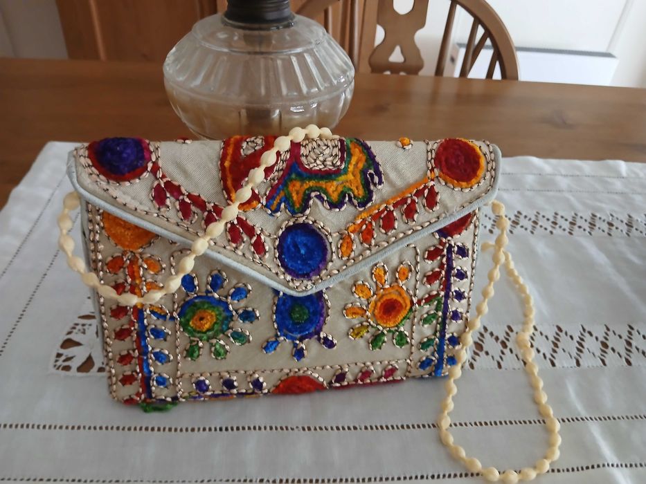 Mala bordada Indiana Nova