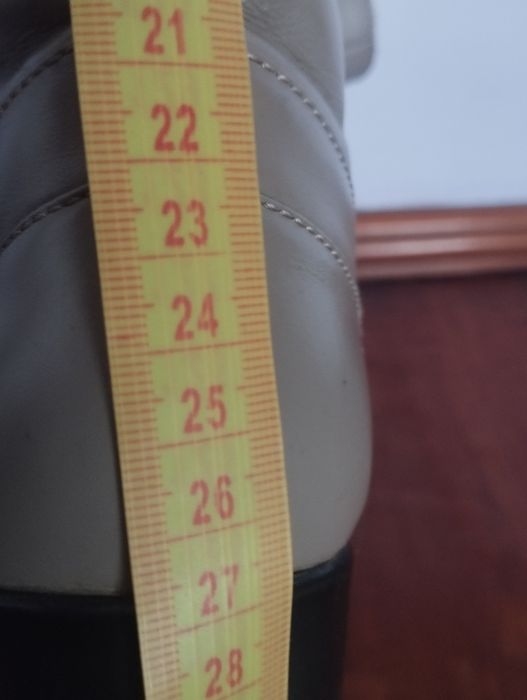 Жіноче взуття. Шкіряне.