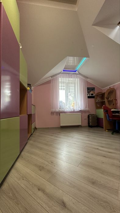 Продається просторий будинок з ландшафтною ділянкою|10 соток|266,6м2