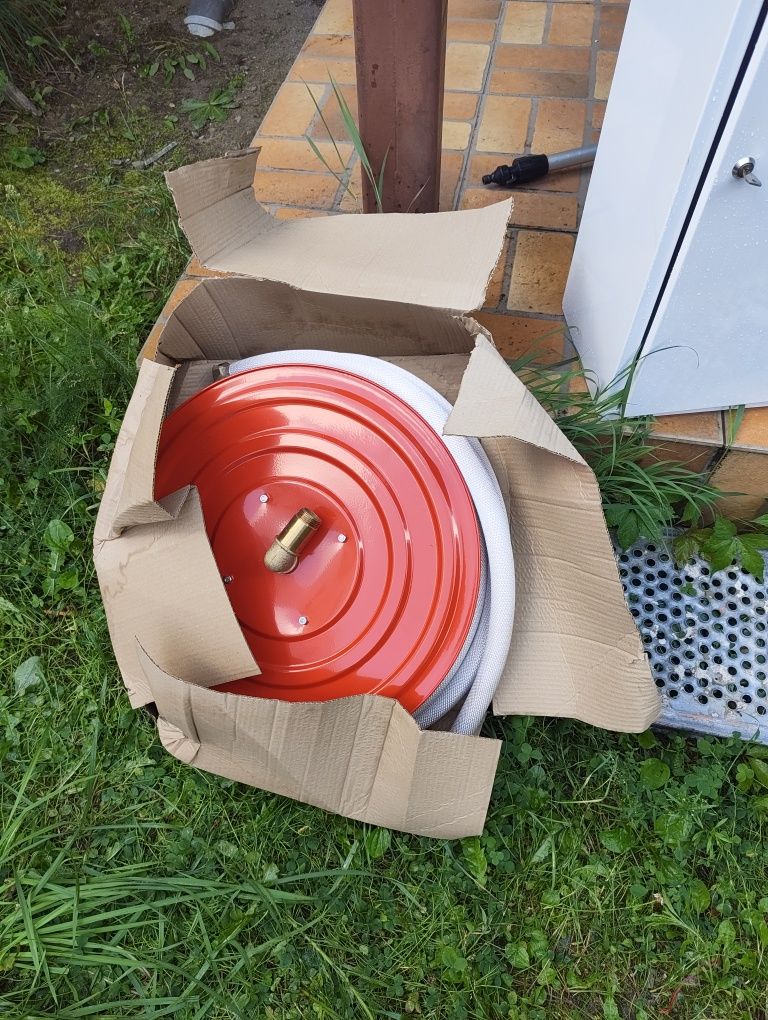 Skrzynka hydrantowa wewnątrz nową.