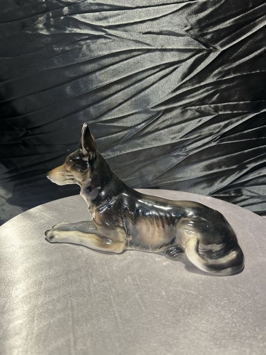 Porcelanowa figurka psa – sygnowana – dekoracyjna i kolekcjonerska