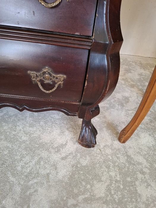 Komoda brzuchatka na lwich nogach