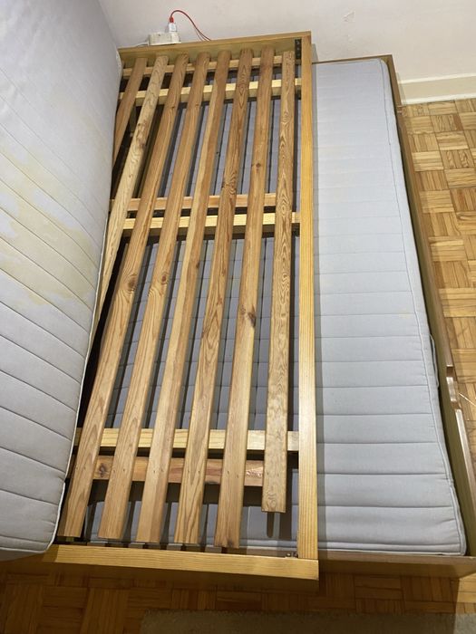 Dupla cama de solteiro com colchões