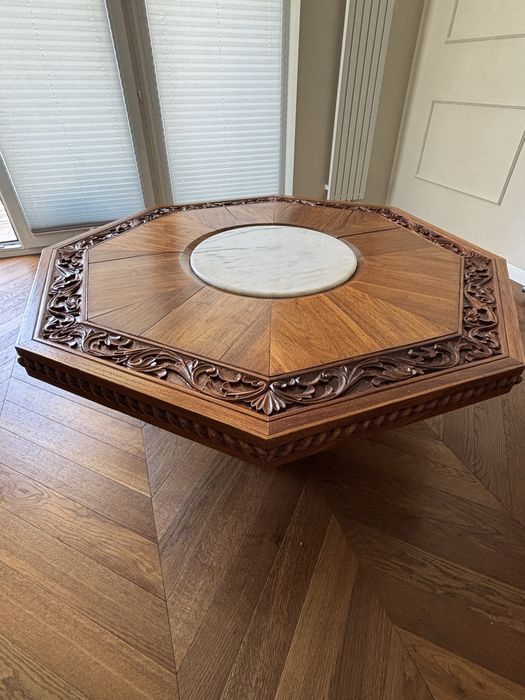 drewniana ława z marmurem