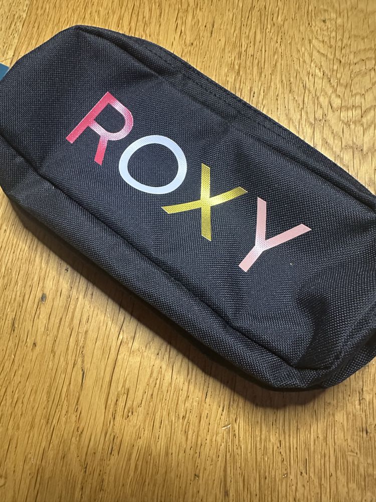 Piórnik saszetka kosmetyczka Roxy czarny nowy