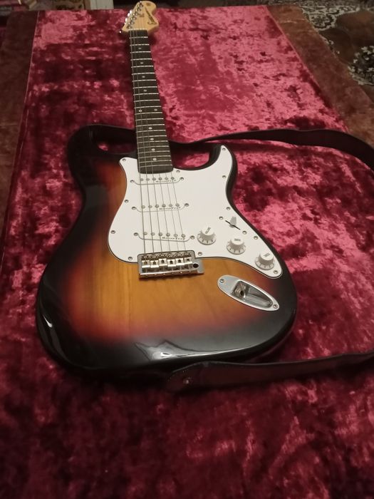 Электрогитару красивую современную на синтезатор б. у. обмен!