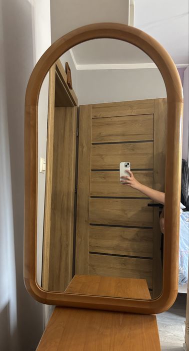 Lustro w drewnianej oprawie