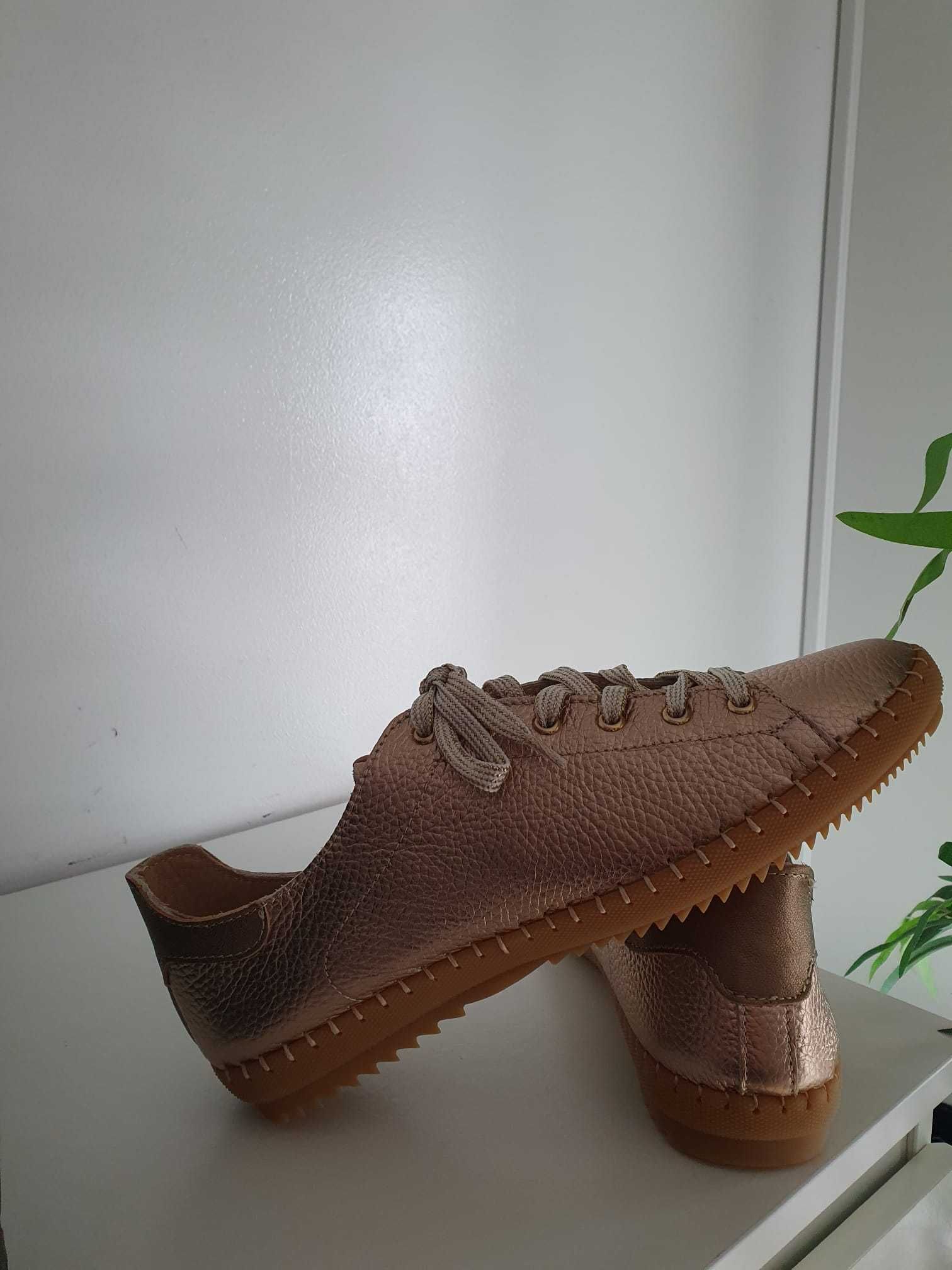 Sapatilhas confortáveis, T 41, novas, marca BONAFLEX, cor dourado.