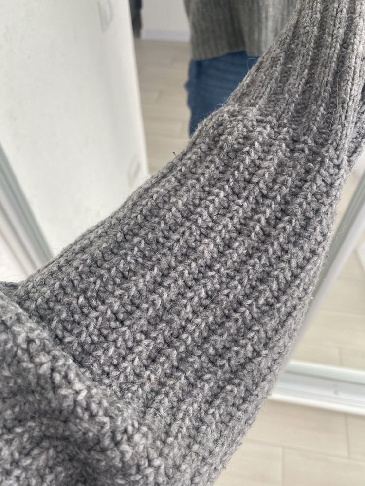 Теплий сірий светр