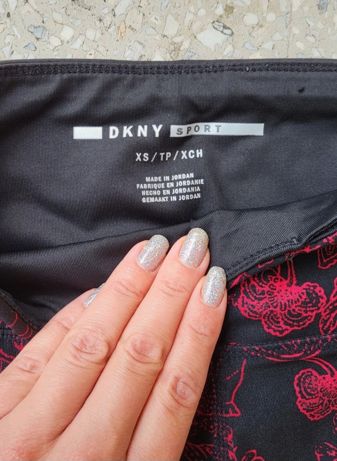 Czarne legginsy sportowe w tygrysy i kwiaty DKNY