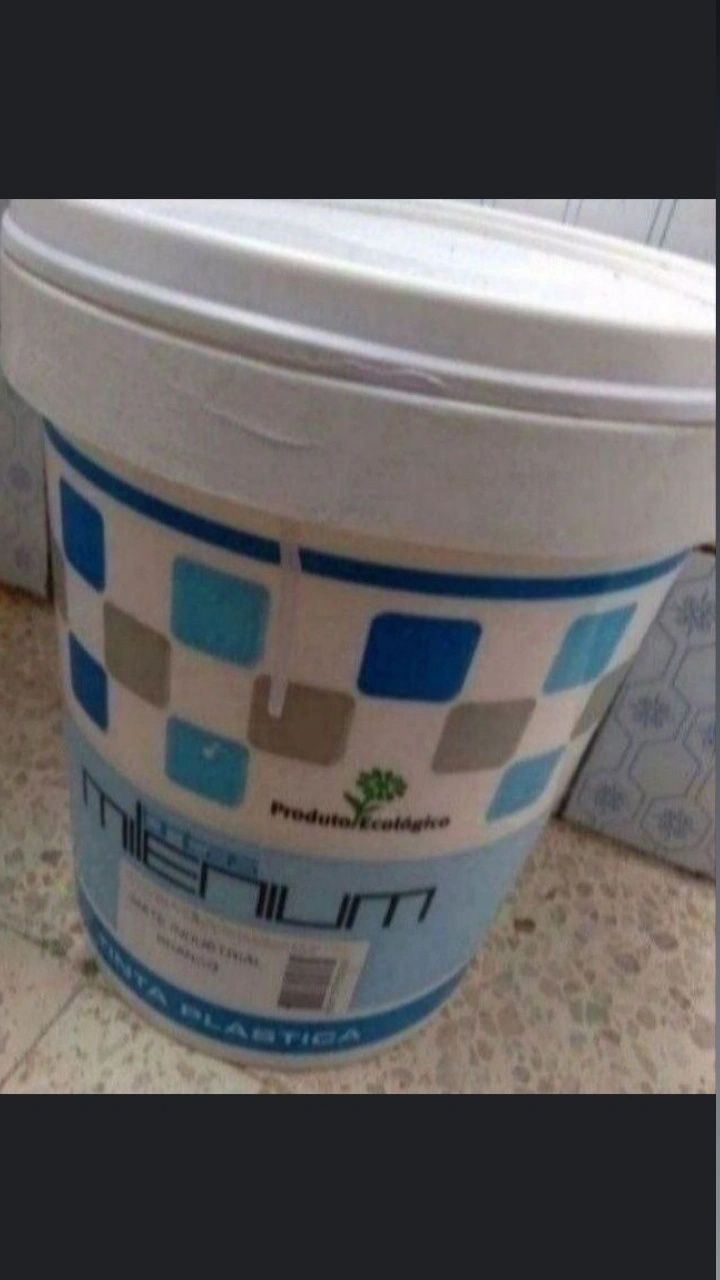 Lata de tinta branca mate 5L está por metade ( tinta de água )