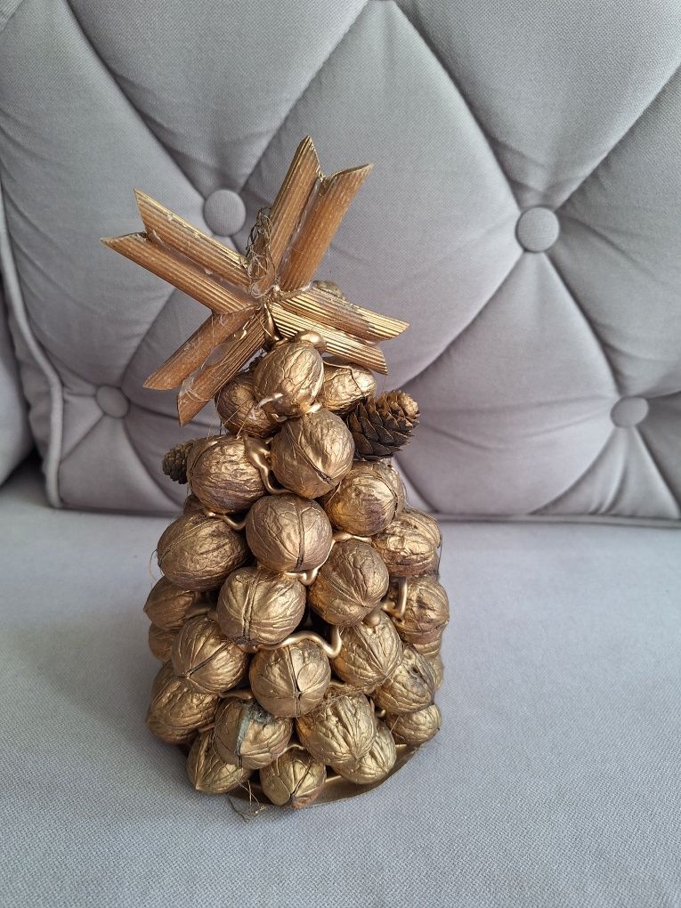 choinka złota handmade z orzechów i makaronu