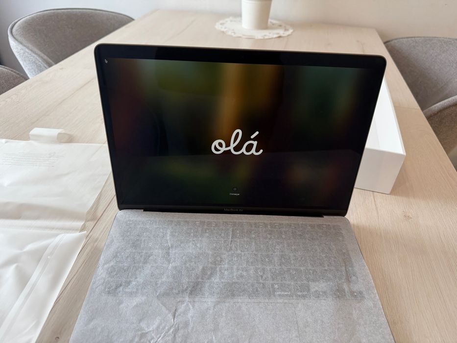 MacBook Air 13”  Intel Core i3 RAM 8GB 256 SSD