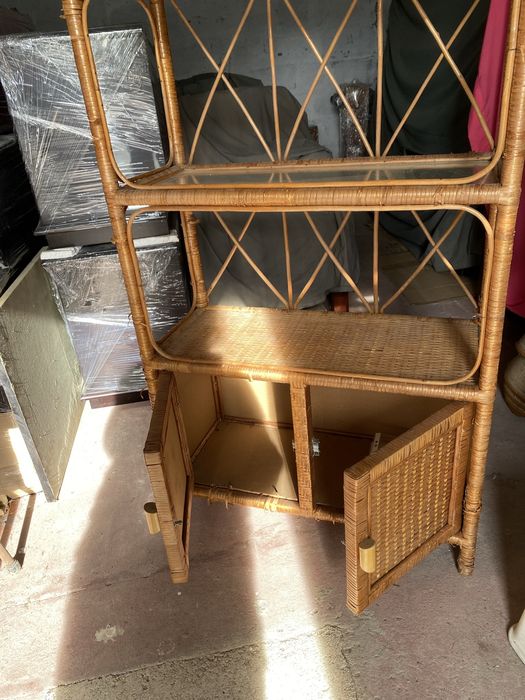 Armario em palhinha co parteleiras em vidro