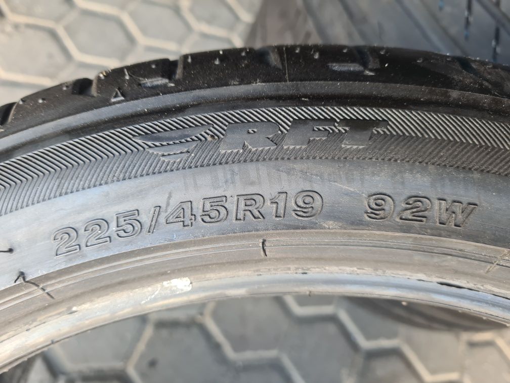 Para jak nowe opony Lato bridgestone 225/45/19 rsc runflat