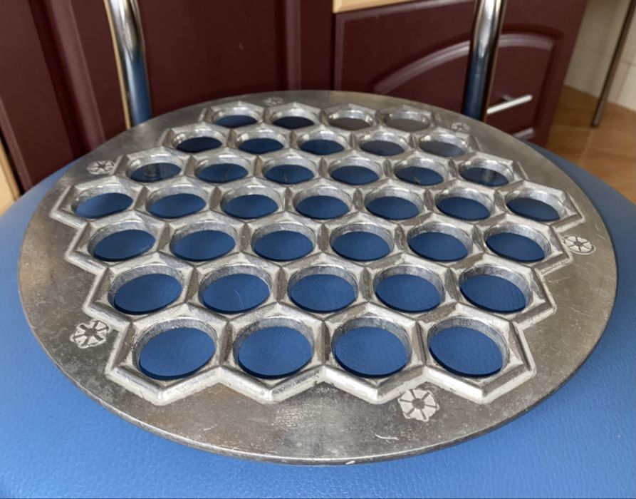 Пельменница СССР со знаком качества шестигранная на 37 шт.