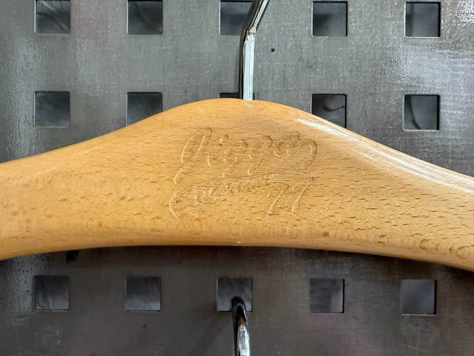 Wieszaki z drewna - idealne do sklepu.