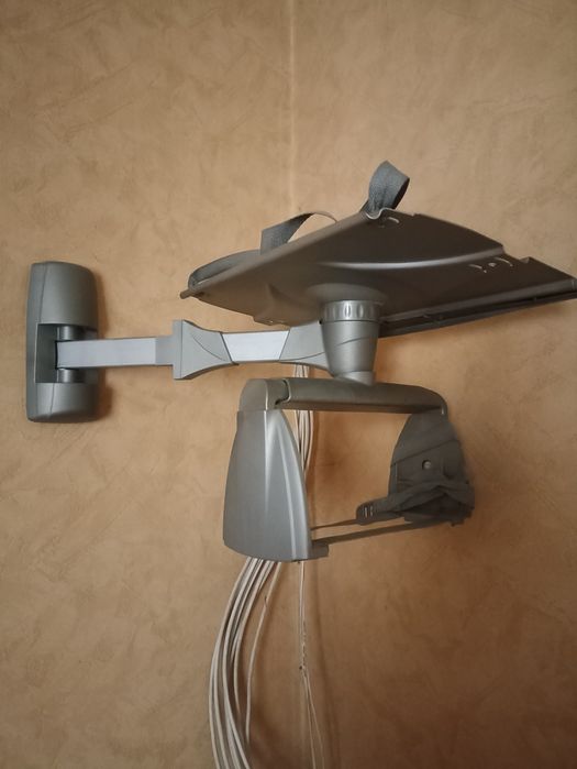 Телевізор JVC.Patriot .і кріплення до стіни