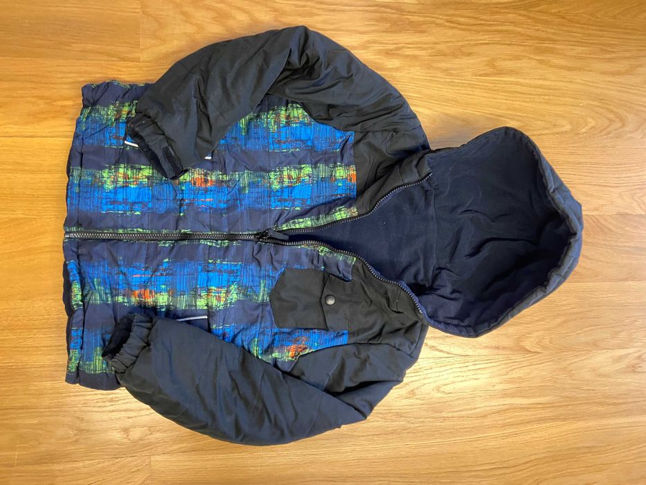 Kurtka zimowa z kapturem w kolorowe wzory 8L