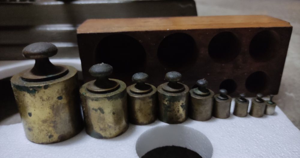 Balança antiga + vários pesos