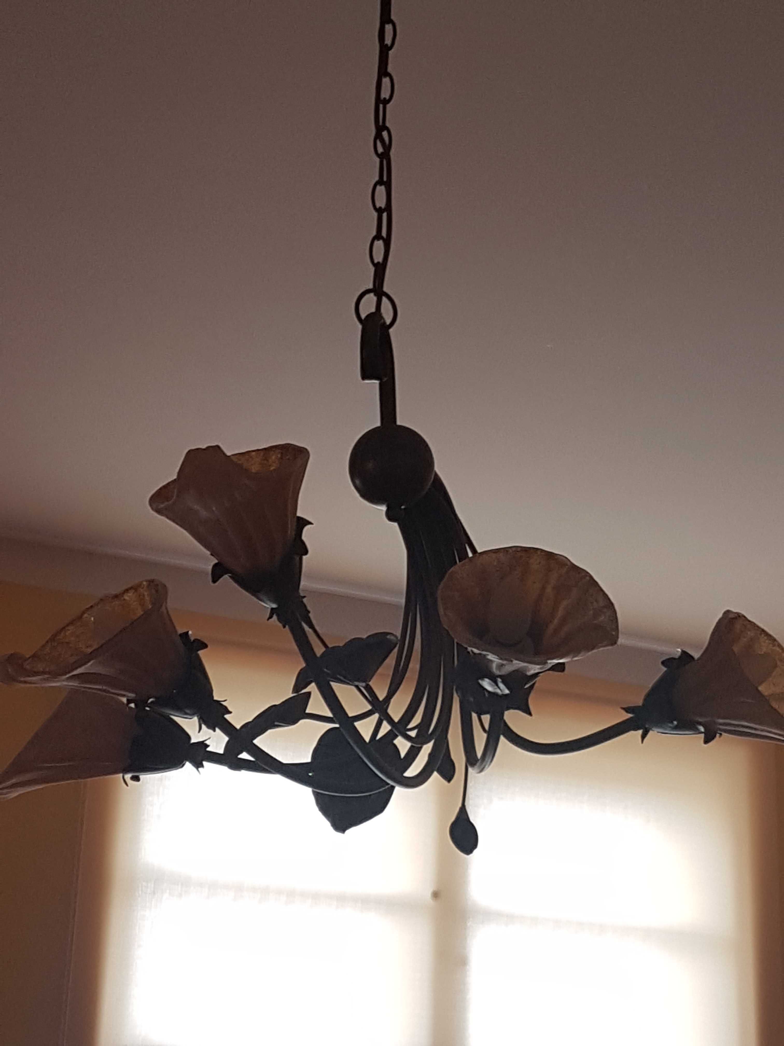 lampa sufitowa wisząca żyrandol metaloplastyka szklane klosze kwiaty