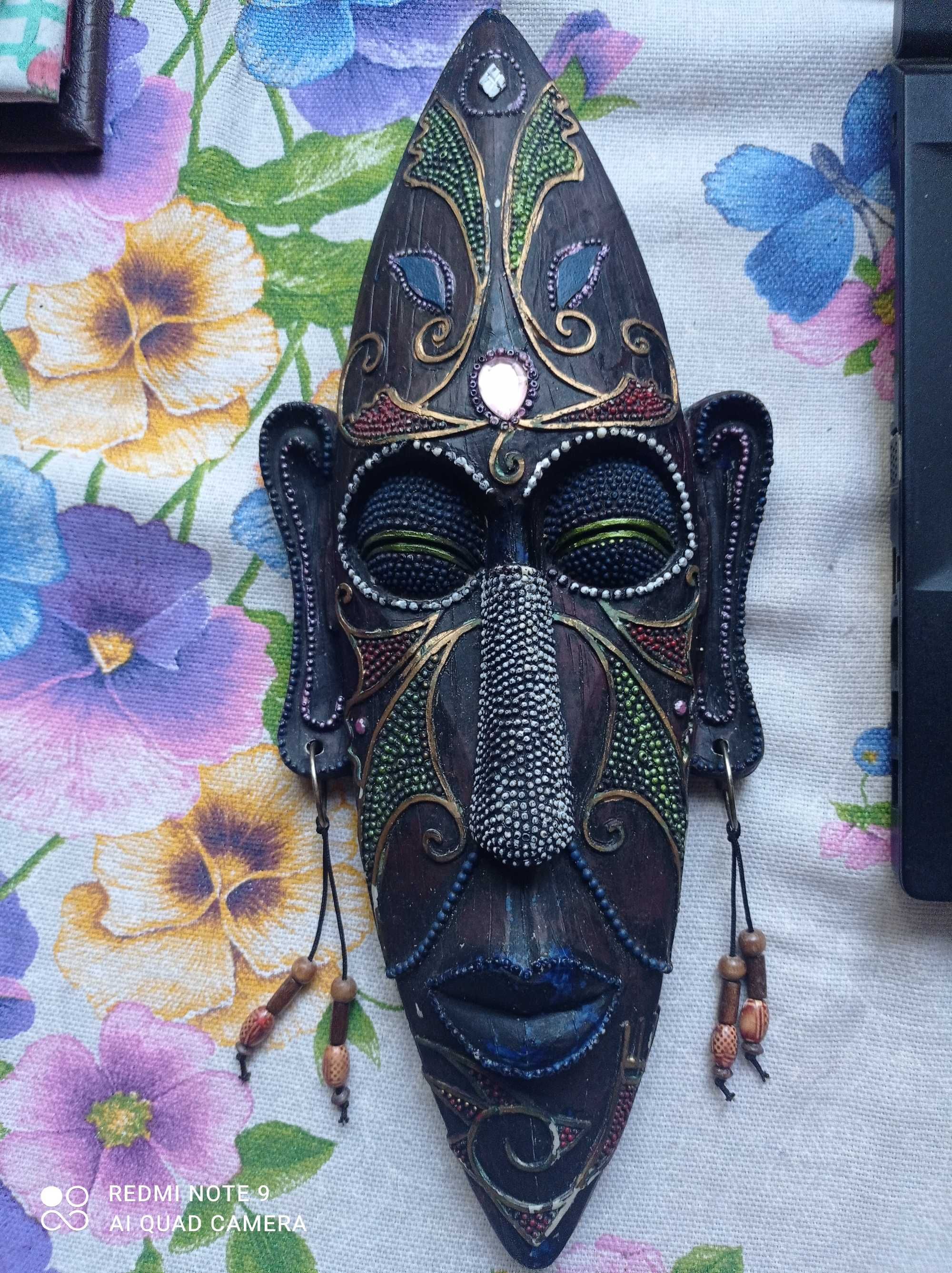 Красивая  африканская маска - декор на стену