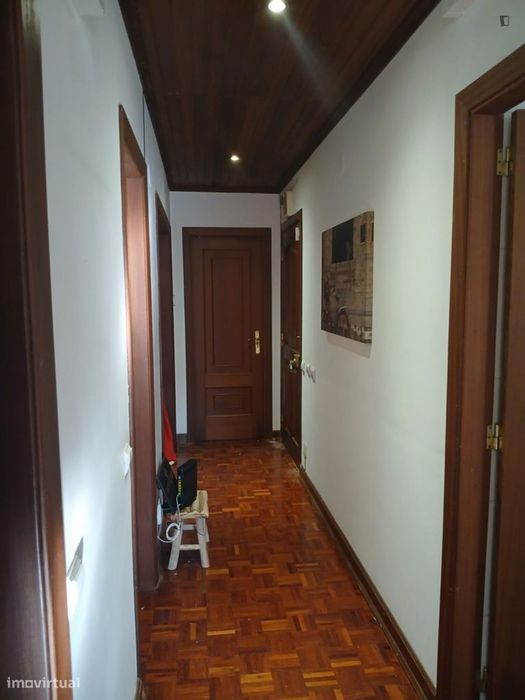 Quarto com cama de solteiro em apartamento com 6 quartos