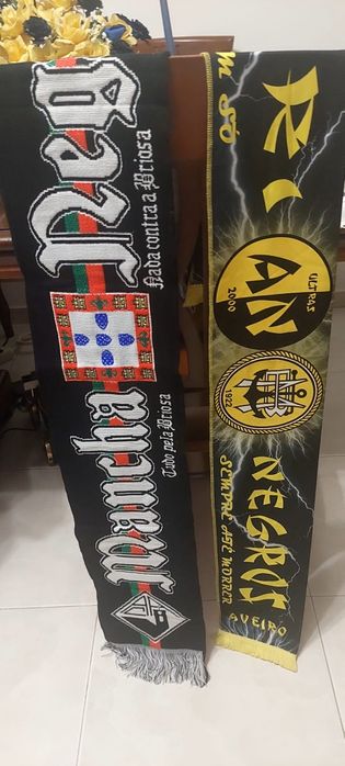 2 cachecois de claques de futebol