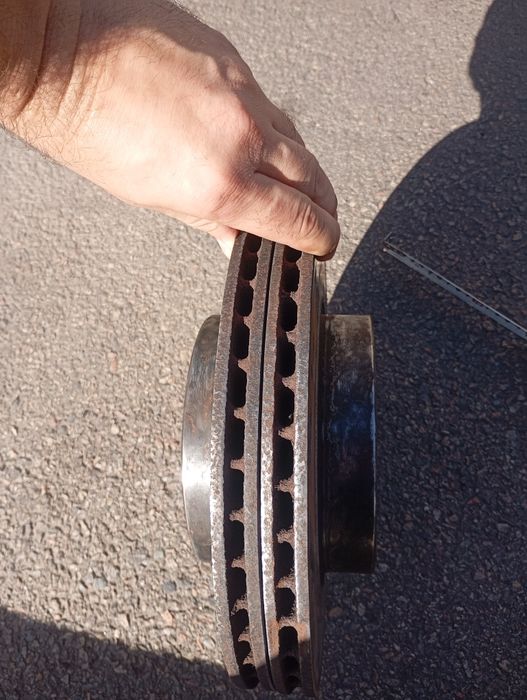 Продам передні тормозні диски е46 рест 185(6)мм.