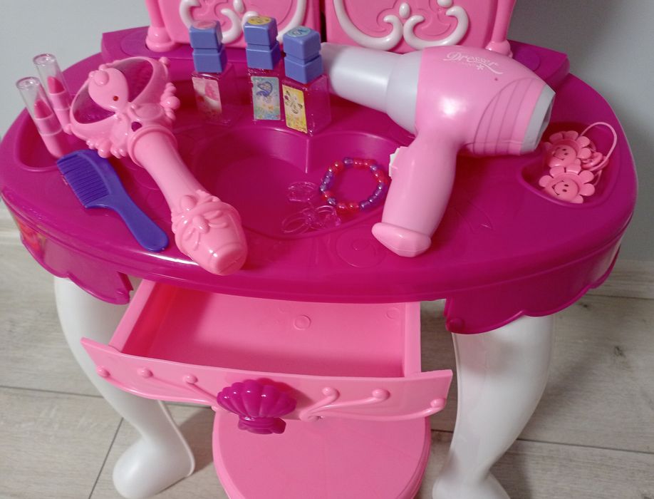 Toaletka z akcesoriami dla dziecka