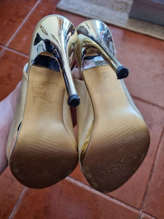 Sandalia dourada n36