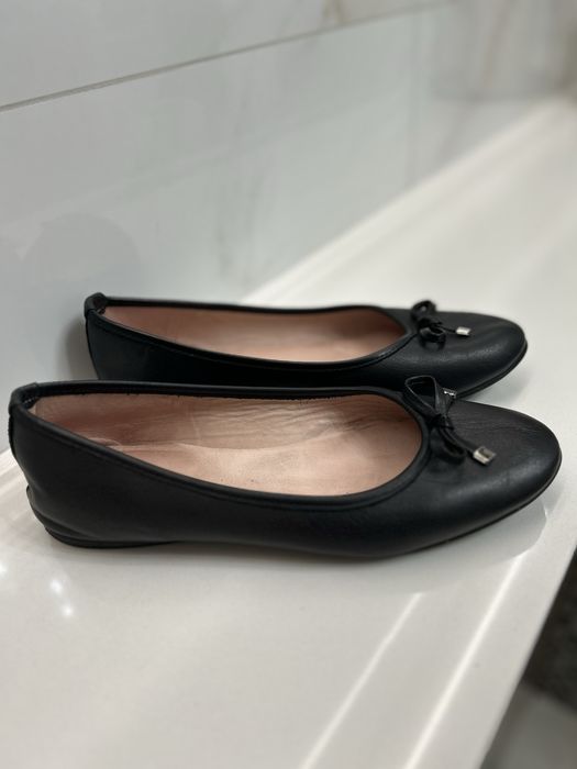 Skórzane, czarne baleriny z kokardką Kazar