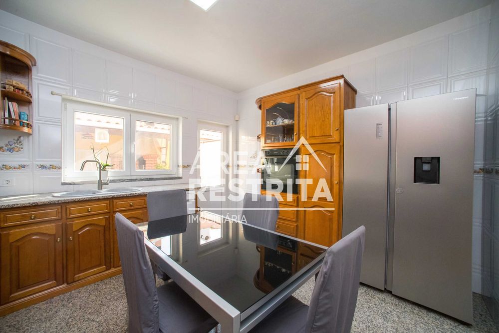 Quinta do Conde - Moradia Geminada T2+1 c/ Garagem em Excelente Estado