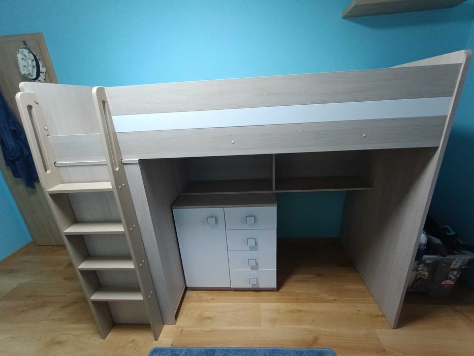 Sprzedam łóżko piętrowe wraz z komodą.