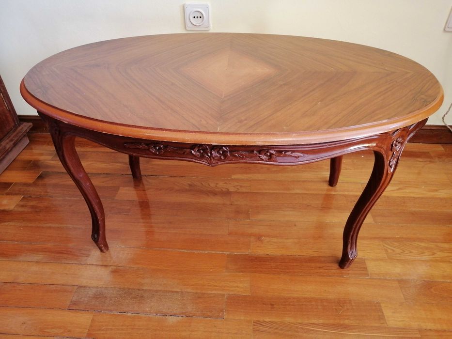 Mesa de centro antiga em bom estado