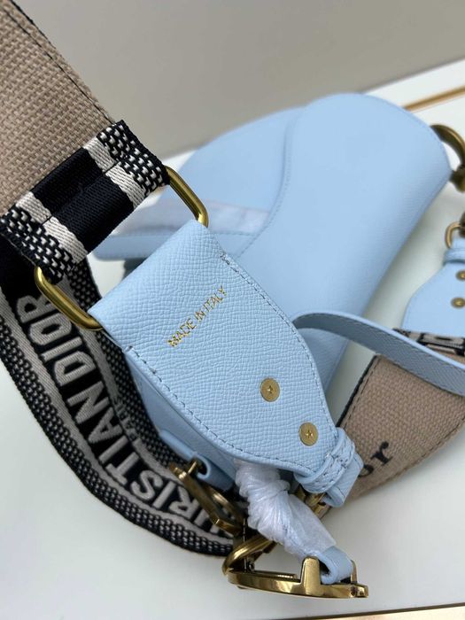 Dior torba na siodło niebieski saddle tekstura dłoni, torebka