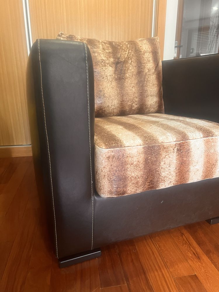 Sofá poltrona em couro decor e 2 puffs pera