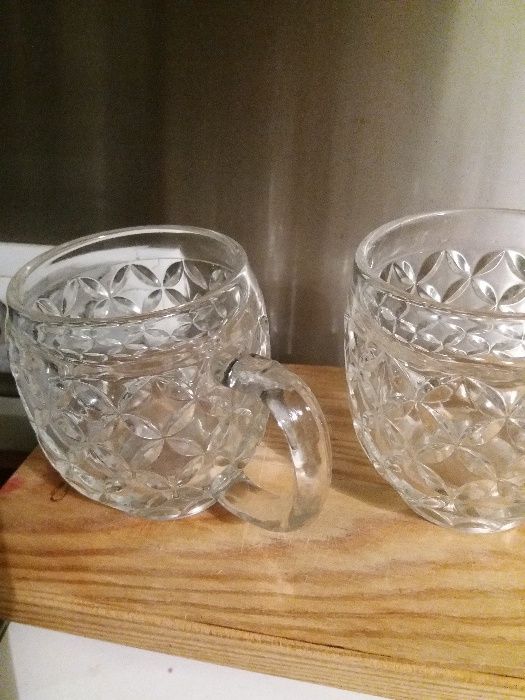 2 frascos p azeite e vinagre e Canecas de vidro para cerveja lindas