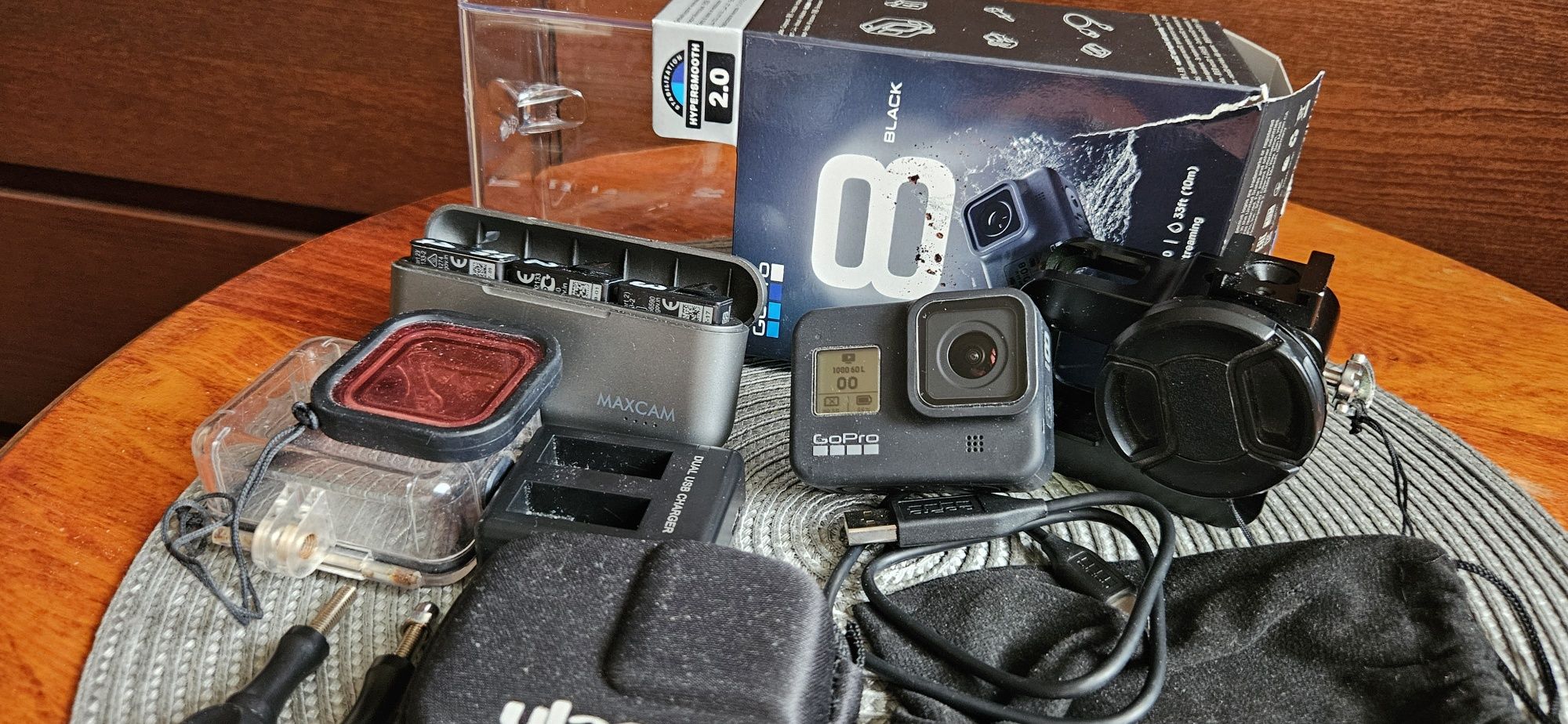 kamera GoPro 8 wraz z bogatym zestawem akcesorii.